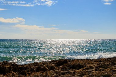 Kasım ayında Yunanistan 'ın Paphos kenti yakınlarındaki Kıbrıs adasında dalgalanan kayalık kıyı şeridi