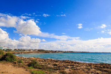 Kasım ayında Yunanistan 'ın Paphos kenti yakınlarındaki Kıbrıs adasında dalgalanan kayalık kıyı şeridi