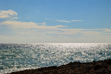 Kasım ayında Yunanistan 'ın Paphos kenti yakınlarındaki Kıbrıs adasında dalgalanan kayalık kıyı şeridi