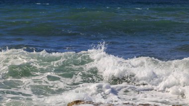 Kasım ayında Yunanistan 'ın Paphos kenti yakınlarındaki Kıbrıs adasında dalgalanan kayalık kıyı şeridi