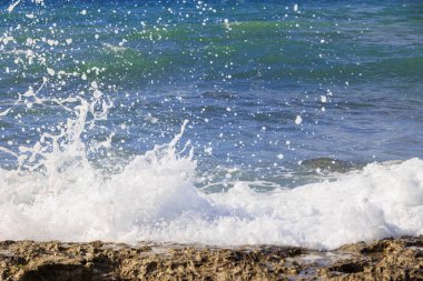 Kasım ayında Yunanistan 'ın Paphos kenti yakınlarındaki Kıbrıs adasında dalgalanan kayalık kıyı şeridi