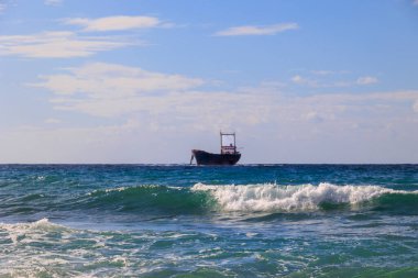 Kasım ayında Yunanistan 'ın Paphos kentindeki MV Dimitrios II' nin gemi enkazı yakınlarındaki Kıbrıs adasında dalgaların çarptığı kayalık kıyı şeridi