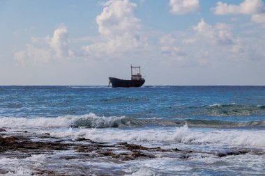 Kasım ayında Yunanistan 'ın Paphos kentindeki MV Dimitrios II' nin gemi enkazı yakınlarındaki Kıbrıs adasında dalgaların çarptığı kayalık kıyı şeridi