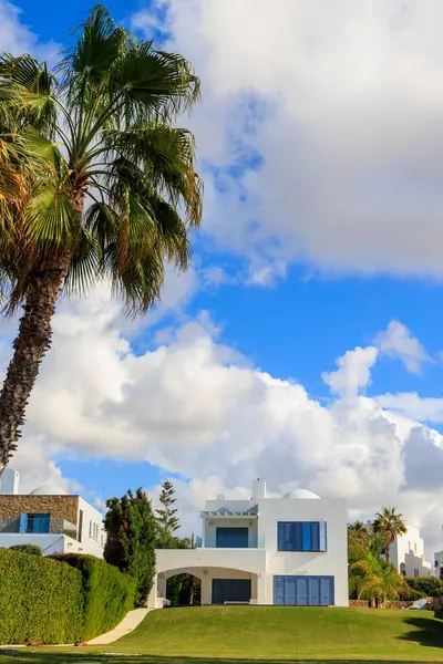 Kıbrıs adasındaki modern tatil dairesi mavi gökyüzünün altında, Kıbrıs, Paphos, 17.11.2024