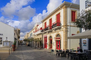 Kasım ayında Yunanistan 'ın Kıbrıs adasında güneş ve mavi gökyüzü altındaki Noel ışıkları, Paphos, 17.11.2024
