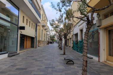 Kasım ayında Yunanistan 'ın Kıbrıs adasında güneş ve mavi gökyüzü altındaki Noel ışıkları, Paphos, 17.11.2024