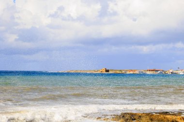 Kasım ayında Yunanistan 'ın Paphos kenti yakınlarındaki Kıbrıs adasında dalgalanan kayalık kıyı şeridi