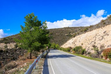 Kasım ayının bir günü, Yunanistan 'ın Kıbrıs adasındaki Larnaka kentinin yakınlarındaki mavi gökyüzü manzarası