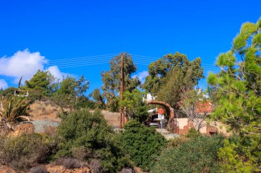 Kasım ayının bir günü, Yunanistan 'ın Kıbrıs adasındaki Larnaka kentinin yakınlarındaki mavi gökyüzü manzarası