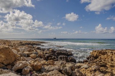 Kasım ayında Yunanistan 'ın Paphos kentindeki MV Dimitrios II' nin gemi enkazı yakınlarındaki Kıbrıs adasında dalgaların çarptığı kayalık kıyı şeridi