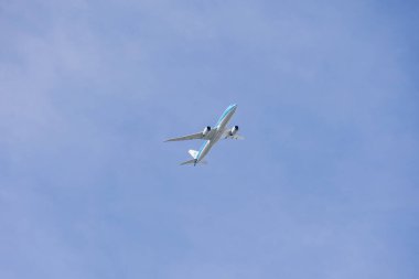 KLM Royal Dutch Airlines yolcu uçağı Amsterdam, Hollanda, Limmen havaalanına yaklaşırken, 28 Mart 2024