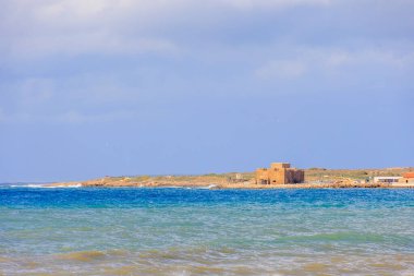 Kasım ayında Yunanistan 'ın Paphos kenti yakınlarındaki Kıbrıs adasında dalgalanan kayalık kıyı şeridi