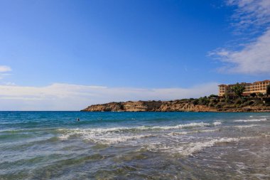 Kıbrıs 'ın Rum Kesimindeki Akdeniz Sahilinde Parlayan Dalgalar