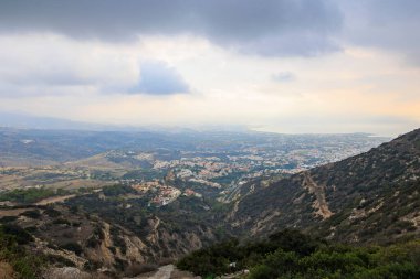 Paphos Kıbrıs 'ın manzaralı dağ manzarası 20.11.2024