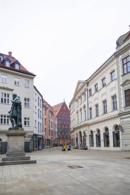 Weberhaus ve Jakob Fugger Heykeli Bulutlu Bir Gün, Almanya, Augsburg, 10.02.2025