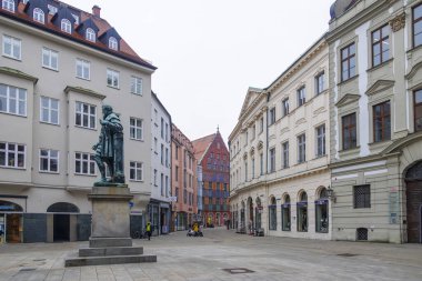 Weberhaus ve Jakob Fugger Heykeli Bulutlu Bir Gün, Almanya, Augsburg, 10.02.2025