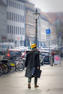 Sarı Şapkalı Adam Augsburg Almanya 'sında Yürüyor 10.02.2025