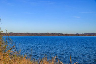 Sonbaharda göl Ağaçlar ve mavi gökyüzü