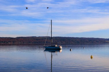 Bavyera 'da teknesi olan göl