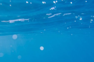 Güneş ışığı yansımalı sualtı manzarası, Paphos, Kıbrıs 23 Kasım 2024.