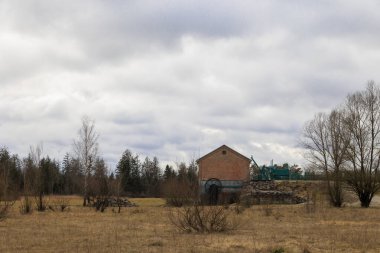 Bulutlu gökyüzünün altındaki eski tuğla hidroelektrik santrali, Almanya, Augsburg, Haunstetten, 26.02.2025