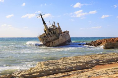 Akdeniz 'in ortasındaki sahilde bir tekne. Sayılar,
