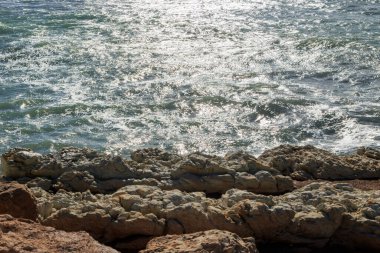 Kaya kıyılarına vuran dalgalar, deniz, Yunanistan, Kıbrıs, Paphos 'a yansıyan güneş ışığı, 24.11.2025