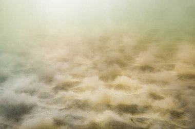 Girdap altındaki kumların olduğu soyut sualtı sahnesi, Paphos, Kıbrıs 23 Kasım 2024.