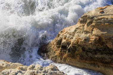 Deniz mağaraları ve dalgalarıyla kayalık kayalıklar, Yunanistan, Kıbrıs, Paphos, 24,11.2025