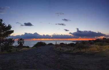 Kıbrıs Rum Kesiminde Yoğun Bulutlu Sahil Günbatımı