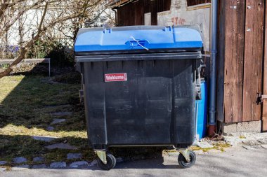 Diesen am Ammersee, Almanya 'da Çıplak Ağaçlar ve Mavi Gökyüzü ile Bavyera Kırsal Arazisi, 9 Mart 2025