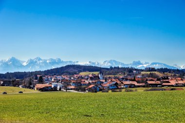 Schongau bölgesinden görünen Alpler 'in karlı zirveleri, Bavyera, Almanya, 20.3.2024