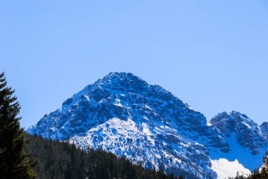 Theneller dağı, karlı tepe, Tirol, Avusturya, Mart 2025