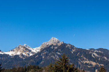 Aggenstein dağı, 20 Mart 2024 'te karla kaplı tepe ve yamaç paraşütleri ile.