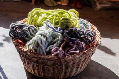 Renkli keçeli yün iplikçiklerle dolu sepet.