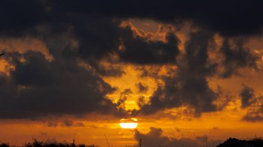 Paphos Yunanistan 'daki arkeoloji sahasında dramatik bir gün batımı yaşandı. Paphos 20.11.2024