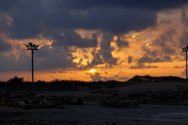 Paphos Yunanistan 'daki arkeoloji sahasında dramatik bir gün batımı yaşandı. Paphos 20.11.2024
