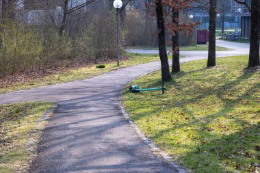 2 Nisan 2025 'te Augsburg Üniversitesi kampüsünün yanındaki çimlerin üzerinde terk edilmiş bir e-scooter bulundu.