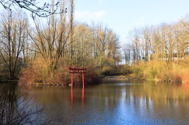 Kızıl Torii kapısı kampüs göletinde, Augsburg Üniversitesi, Almanya, 2 Nisan 2025
