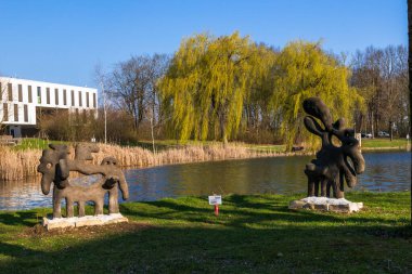 Ayva Leah Korte 'nin 2 Nisan 2025' te Augsburg Üniversitesi 'nde yaptığı Furien des Schlafmangels heykelleri..