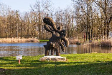 Ayva Leah Korte 'nin 2 Nisan 2025' te Augsburg Üniversitesi 'nde yaptığı Furien des Schlafmangels heykelleri..