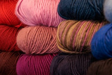Sıraya dizilmiş renkli yün iplikleri
