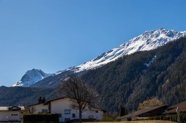 Kar kaplı Pirchkogel dağ sırtı Oetztal Vadisi, Tyrol, Avusturya 2025 ilkbaharının başlarında görüldü.