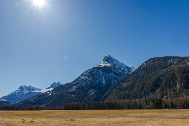 Karlı dağ ve geniş çayır ile güneşli dağlık arazi, Otztal, Avusturya