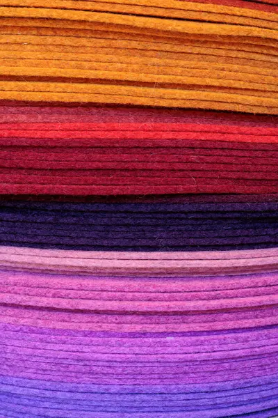 Sıcak ve serin tonlarda renkli keçeli çarşaflar