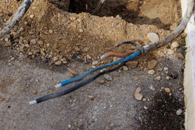 Yol çalışmaları sırasında korunmasız yeraltı güç kabloları