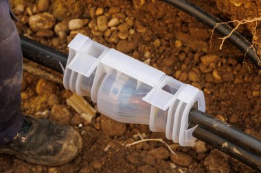 Kurulum sırasında şeffaf koruyucu konutlara sahip ağır kablo eklentisi