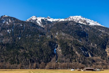 Eriyen kardaki yüksek alp şelalesi, Otztal, Avusturya