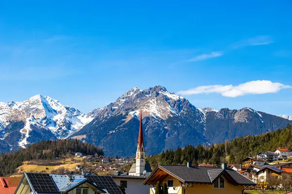 Karlı tepeleri ve dağlık manzarası olan Karres köyü, Avusturya
