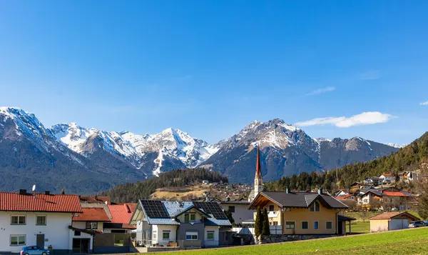 Karlı tepeleri ve dağlık manzarası olan Karres köyü, Avusturya